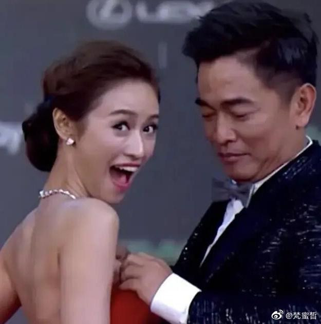 Ngô Tông Hiến từng bị chỉ trích vì chỉnh váy cho con gái phản cảm trên thảm đỏ. Ngô Tông Hiến từng bị chỉ trích vì chỉnh váy cho con gái phản cảm trên thảm đỏ.