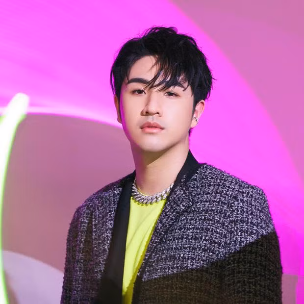 Ngô Duệ Hiền hoạt động showbiz với tư cách ca/nhạc sĩ.