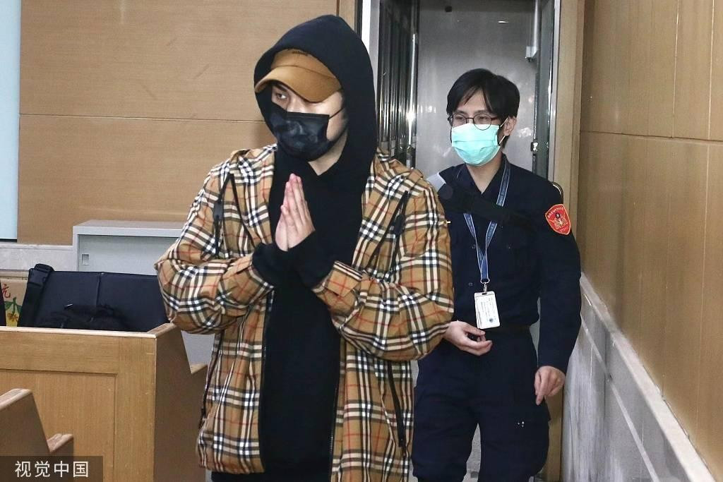 Ngô Duệ Hiền được tại ngoại sau khi bị bắt khi đi chơi Giáng Sinh. Ngô Duệ Hiền được tại ngoại sau khi bị bắt khi đi chơi Giáng Sinh.