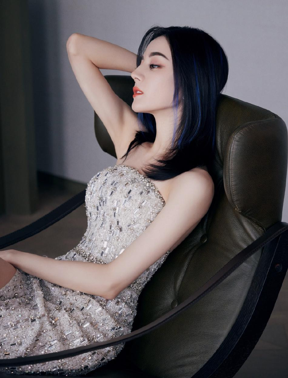 Dân mạng để lại vô số lời khen: "Đẹp đến phát cuồng", "Mỹ nhân đêm khuya", "Thật đáng ngạc nhiên", "Khuôn mặt này thật là giết người", "Quá đẹp", "Chỉ một ánh nhìn cũng khiến trái tim tôi dậy sóng", "Mỹ nhân ngư"...