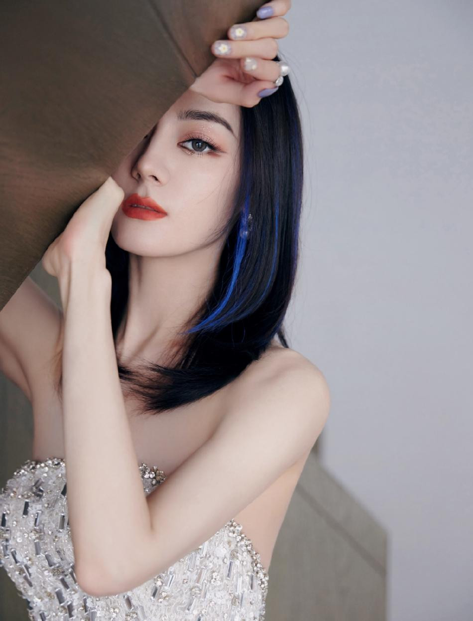 Gương mặt trang điểm tỉ mỉ làm nổi bật từng đường nét tinh xảo, từ đôi mắt to tròn hút hồn, sống mũi thẳng tắp và đôi môi căng mọng hờ hững.