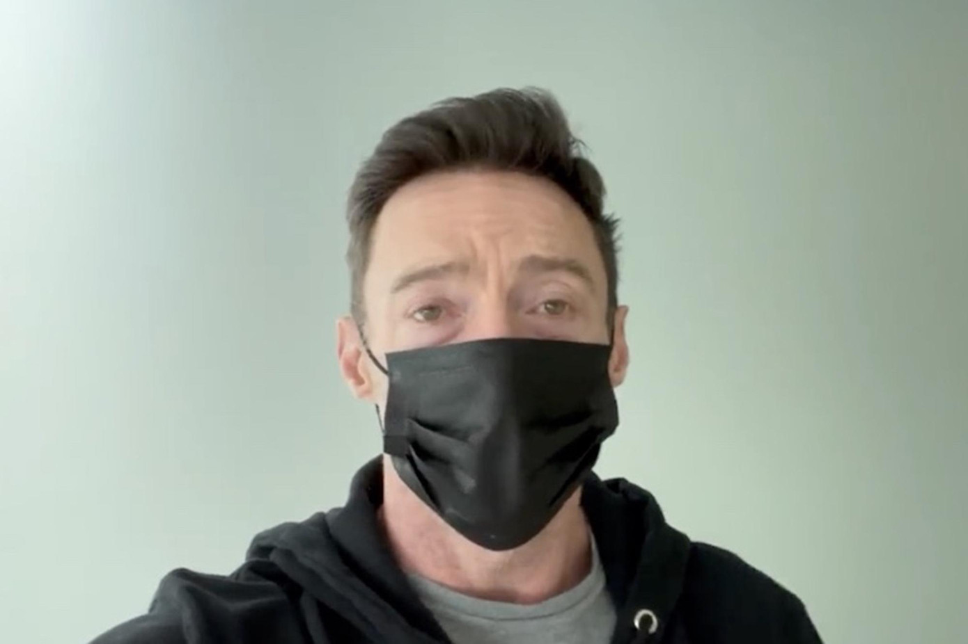 Hugh Jackman thông báo mắc COVID-19 trên Twitter.