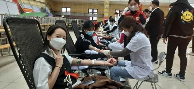 Sinh viên trường Đại học Nông Lâm – Đại học Thái Nguyên tham gia tình nguyện và hiến máu tại chương trình.