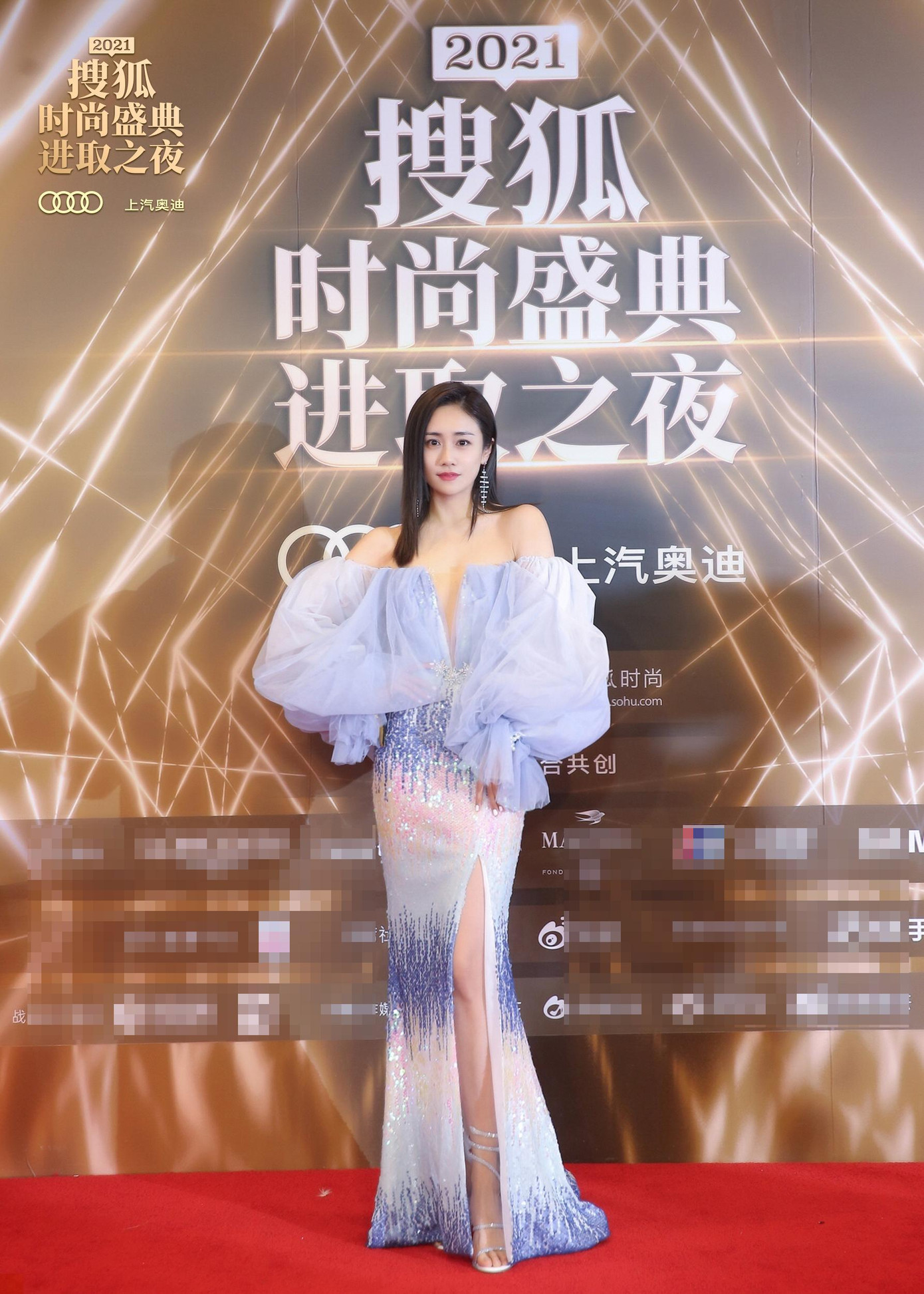 Mỹ nhân "Lộc Đỉnh Ký" Lưu Vân "thả rông" gợi cảm.