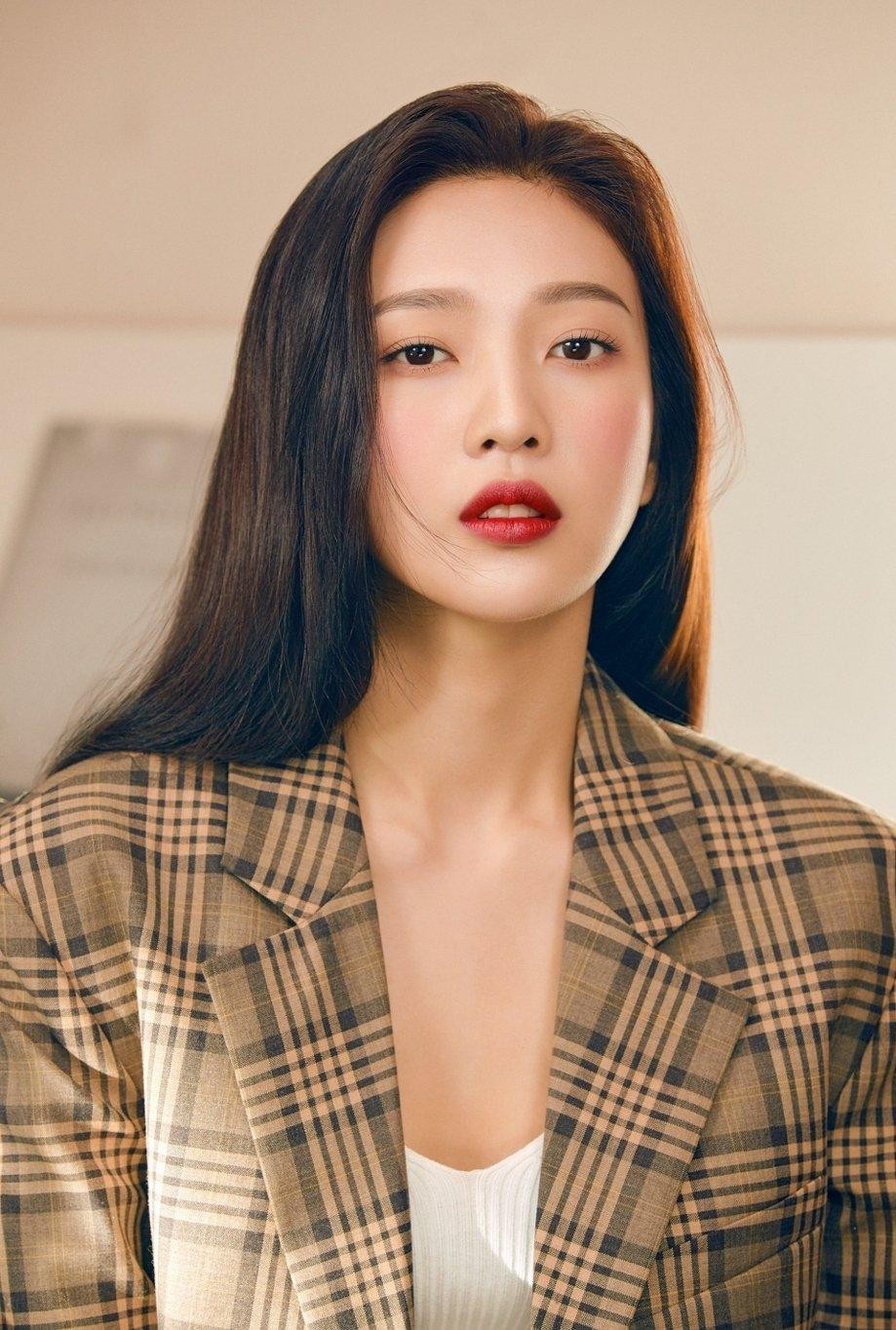 Joy, sinh ngày 3/9/1996, là rapper chính và hát phụ của Red Velvet, nhận được 1.066 phiếu bầu, đứng hạng 11. Joy, sinh ngày 3/9/1996, là rapper chính và hát phụ của Red Velvet, nhận được 1.066 phiếu bầu, đứng hạng 11.