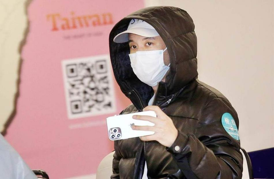 Vương Lực Hoành về Đài Loan vào ngày 18/12 - một ngày sau khi bị vợ cũ "vạch tội" trên mạng xã hội. Vương Lực Hoành về Đài Loan vào ngày 18/12 - một ngày sau khi bị vợ cũ "vạch tội" trên mạng xã hội.