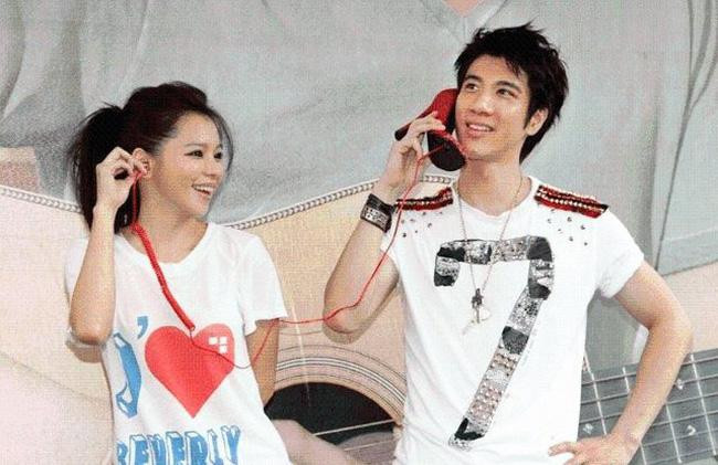 Ngôi sao "Cơn lốc tình yêu" Từ Nhược Tuyên bị nghi là "tiểu tam" phá hoại gia đình Vương Lực Hoành - Lý Tịnh Lôi. Ngôi sao "Cơn lốc tình yêu" Từ Nhược Tuyên bị nghi là "tiểu tam" phá hoại gia đình Vương Lực Hoành - Lý Tịnh Lôi.