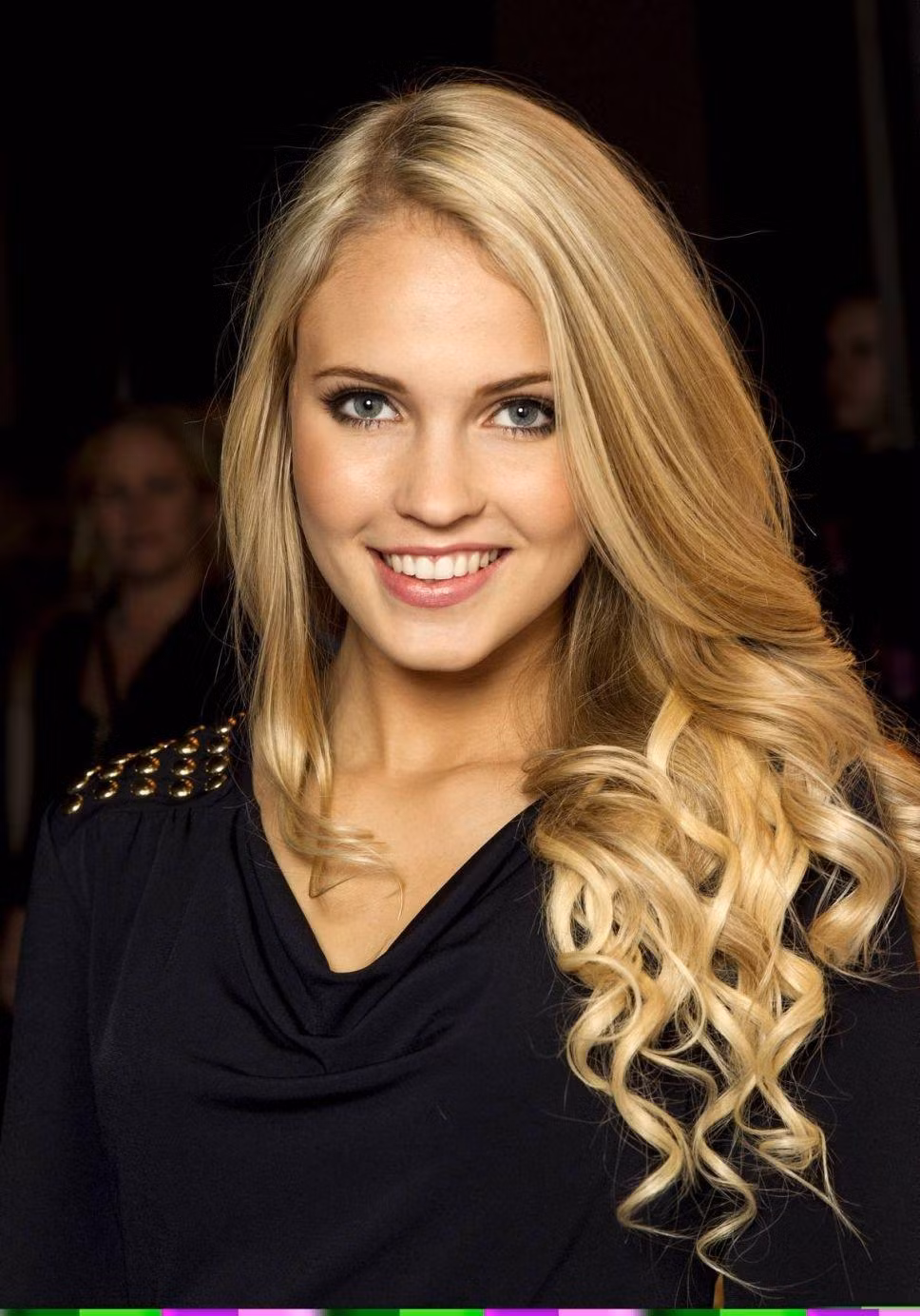 Emilie Nereng giữ vị trí thứ 2. Năm ngoái, cô "chốt" Top 5. Người đẹp sinh năm 1995, là blogger kiêm nhạc sĩ nổi tiếng ở Na Uy.