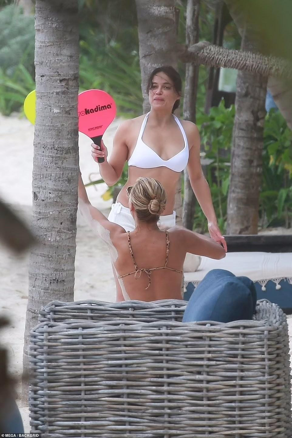 Ở tuổi U50, cô vẫn sở hữu thân hình săn chắc, cân đối.