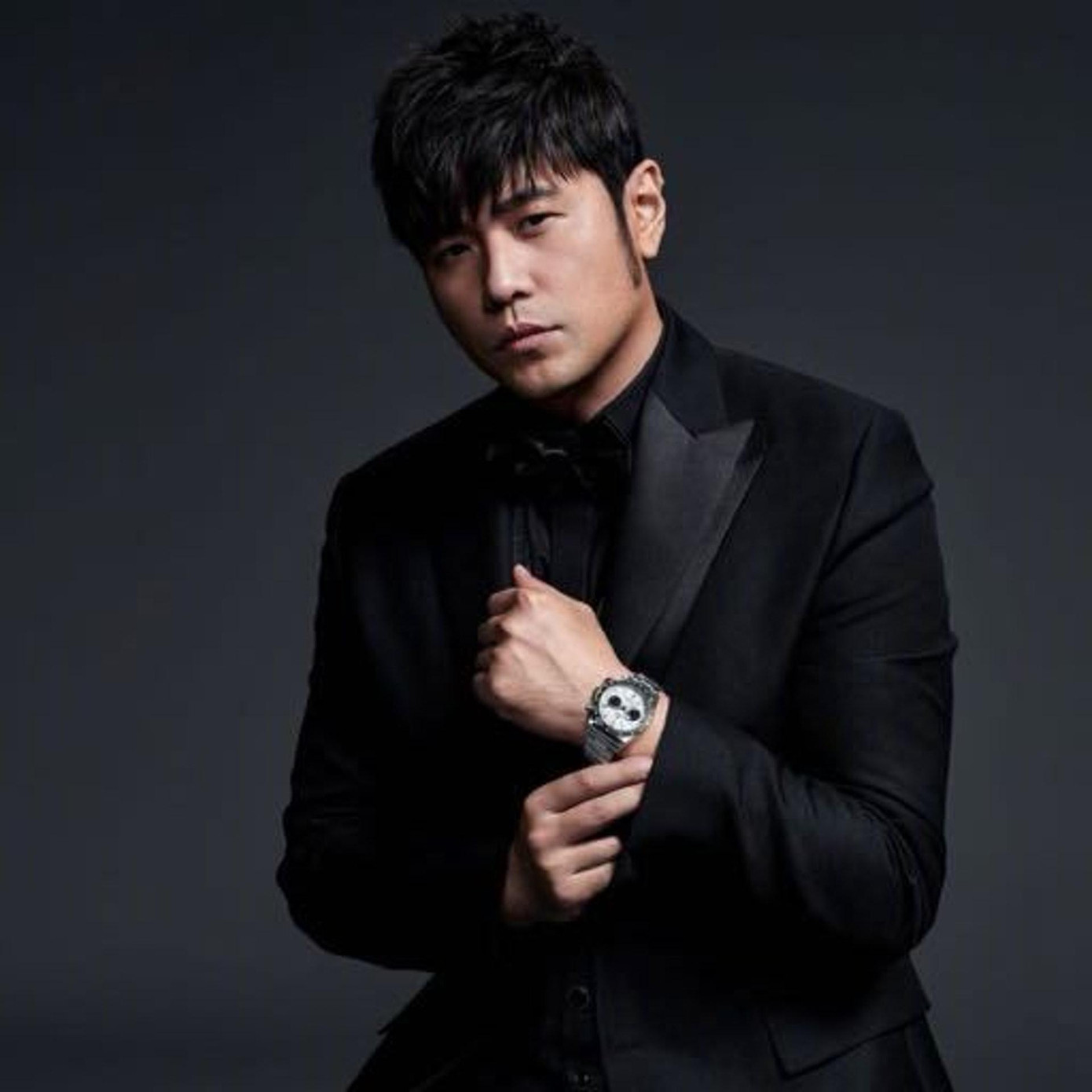 Hạng 1: Châu Kiệt Luân. Dù bị chê hết thời, “ông hoàng nhạc pop châu Á” vẫn kiếm bộn tiền trong giai đoạn 2017 – 2020, bỏ ra hạng 2 với tổng thu nhập là 2,1531 tỷ nhân dân tệ (338 triệu USD). Hạng 1: Châu Kiệt Luân. Dù bị chê hết thời, “ông hoàng nhạc pop châu Á” vẫn kiếm bộn tiền trong giai đoạn 2017 – 2020, bỏ ra hạng 2 với tổng thu nhập là 2,1531 tỷ nhân dân tệ (338 triệu USD).