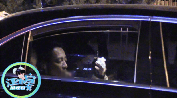 Anh ngồi chờ ở ghế sau xe hơi.