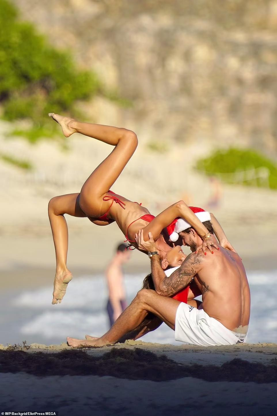 Cầu thủ bóng đá người Đức cũng nóng bỏng không kém vị hôn thê hơn 6 tuổi. Anh còn cho thấy sức mạnh cơ bắp khi ngồi mà vẫn vững vàng đỡ Izabel "trồng cây chuối".