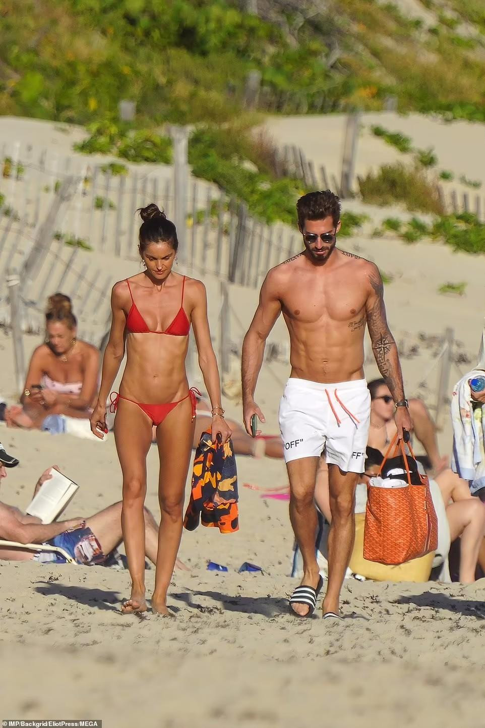 Năm ngoái, khi trả lời phỏng vấn Elle Australia, Izabel tiết lộ bí quyết giữ gìn vóc dáng hoàn hảo là tự nấu ăn mỗi ngày nếu không có lịch trình làm việc và đảm bảo ăn nhiều trái cây, rau củ và protein. Bên cạnh đó, cô cũng tích cực tập luyện các bộ môn như tạ, kickboxing, pilates và chạy bộ.