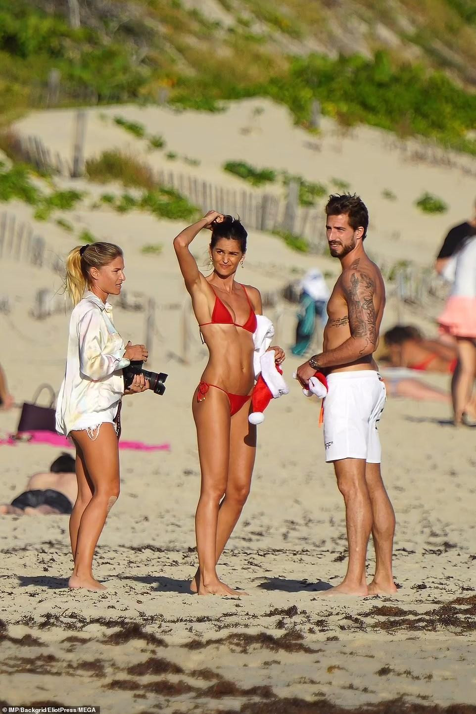 Đi cùng cặp đôi là một nữ nhiếp ảnh gia, giúp đôi tình nhân ghi lại những hình ảnh đẹp nhất trước thềm lễ Giáng sinh.