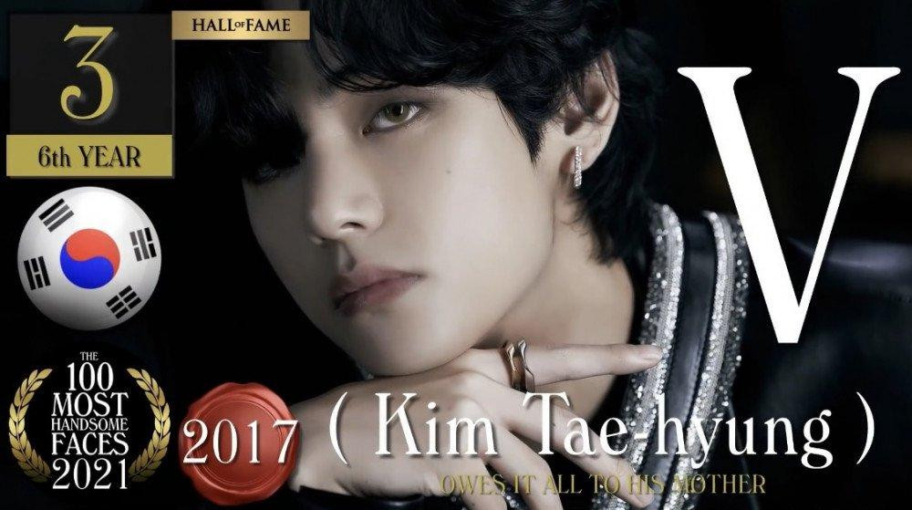 1. Kim Taehyung (V): Thành viên sinh năm 1995 của BTS đứng đầu danh sách những idol K-pop sở hữu gương mặt điển trai nhất năm 2021, với hạng 3 trong “100 gương mặt điển trai nhất năm 2021”. Đây là năm thứ 6 anh nhận được vinh dự này, trong đó có một lần dẫn đầu Top 100 vào năm 2017. 1. Kim Taehyung (V): Thành viên sinh năm 1995 của BTS đứng đầu danh sách những idol K-pop sở hữu gương mặt điển trai nhất năm 2021, với hạng 3 trong “100 gương mặt điển trai nhất năm 2021”. Đây là năm thứ 6 anh nhận được vinh dự này, trong đó có một lần dẫn đầu Top 100 vào năm 2017.