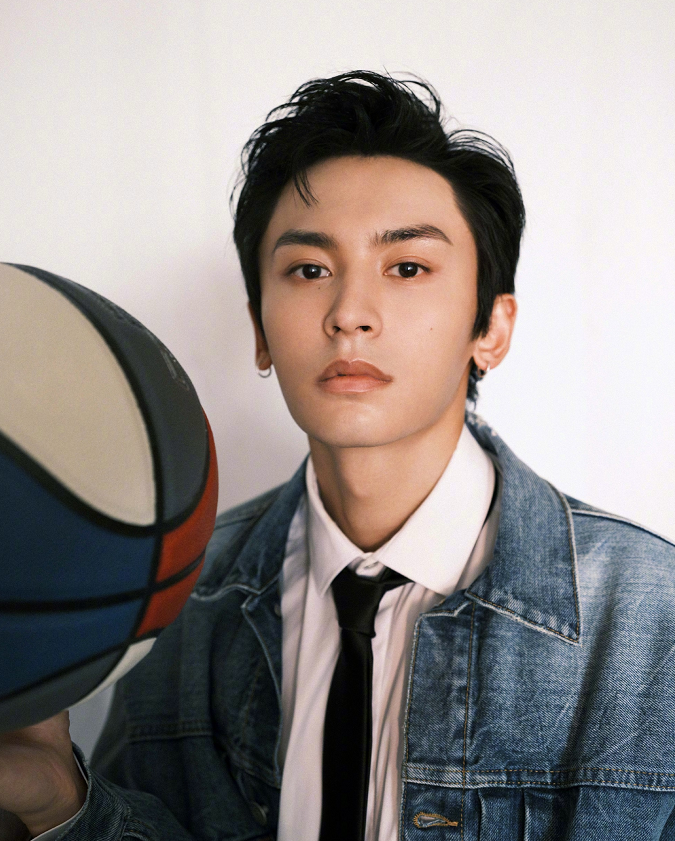 Trương Triết Hạn bị hủy hoại sự nghiệp chỉ trong 3 ngày ngắn ngủi vì bị tố "phản quốc". Trương Triết Hạn bị hủy hoại sự nghiệp chỉ trong 3 ngày ngắn ngủi vì bị tố "phản quốc".