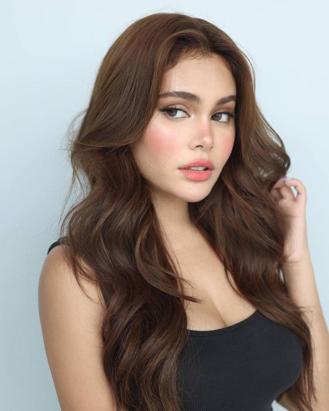 Ivana Alawi đứng hạng 4. Mỹ nhân sinh năm 1996 là diễn viên, người mẫu và Youtuber người Philippines.