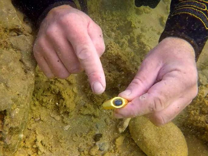 Chiếc nhẫn vàng ròng trông vẫn mới nguyên khi mới được khai quật - Ảnh: IAA Tàu ma 1.700 năm hiện hình gần bờ biển, mang đầy kho báu - Ảnh 3.