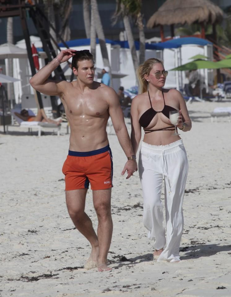 Shanna Moakler và Matthew Rondeau đang cùng nhau tận hưởng kỳ nghỉ ngọt ngào và nóng bỏng ở Mexico.