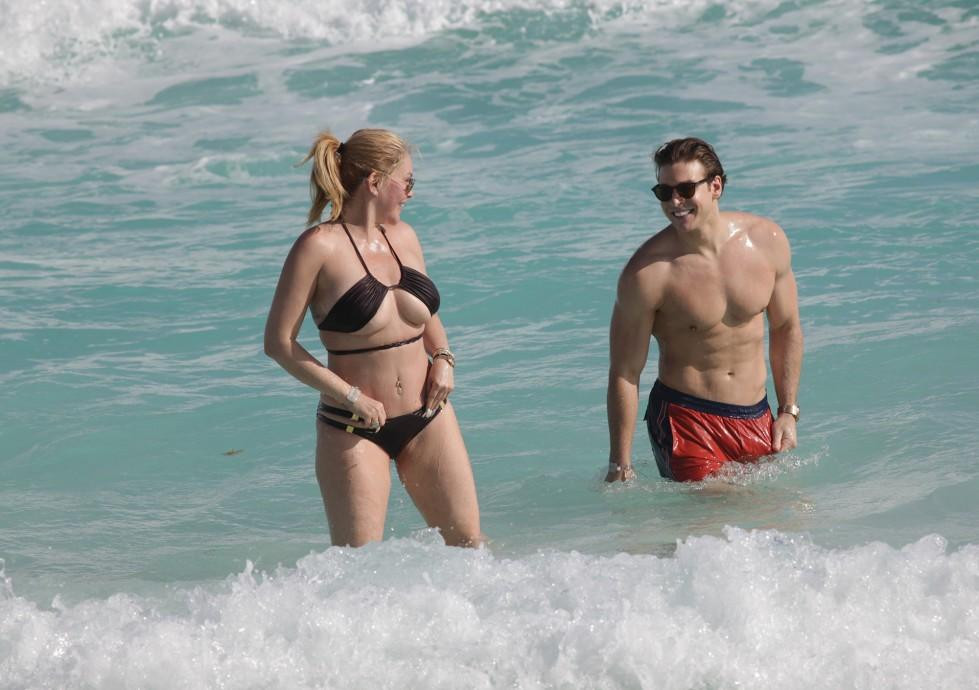 Mới đây, cánh săn ảnh tiếp tục bắt gặp cặp đôi chơi đùa trên biển. Mỹ nhân sinh năm 1975 mặc bikini đen táo bạo khoe đường cong "phồn thực", hút mắt nhất là vòng một căng tràn. Trong khi đó, tình trẻ kém 17 tuổi mặc quần bơi đỏ - xanh lộ cơ bụng "6 múi" đáng ngưỡng mộ.