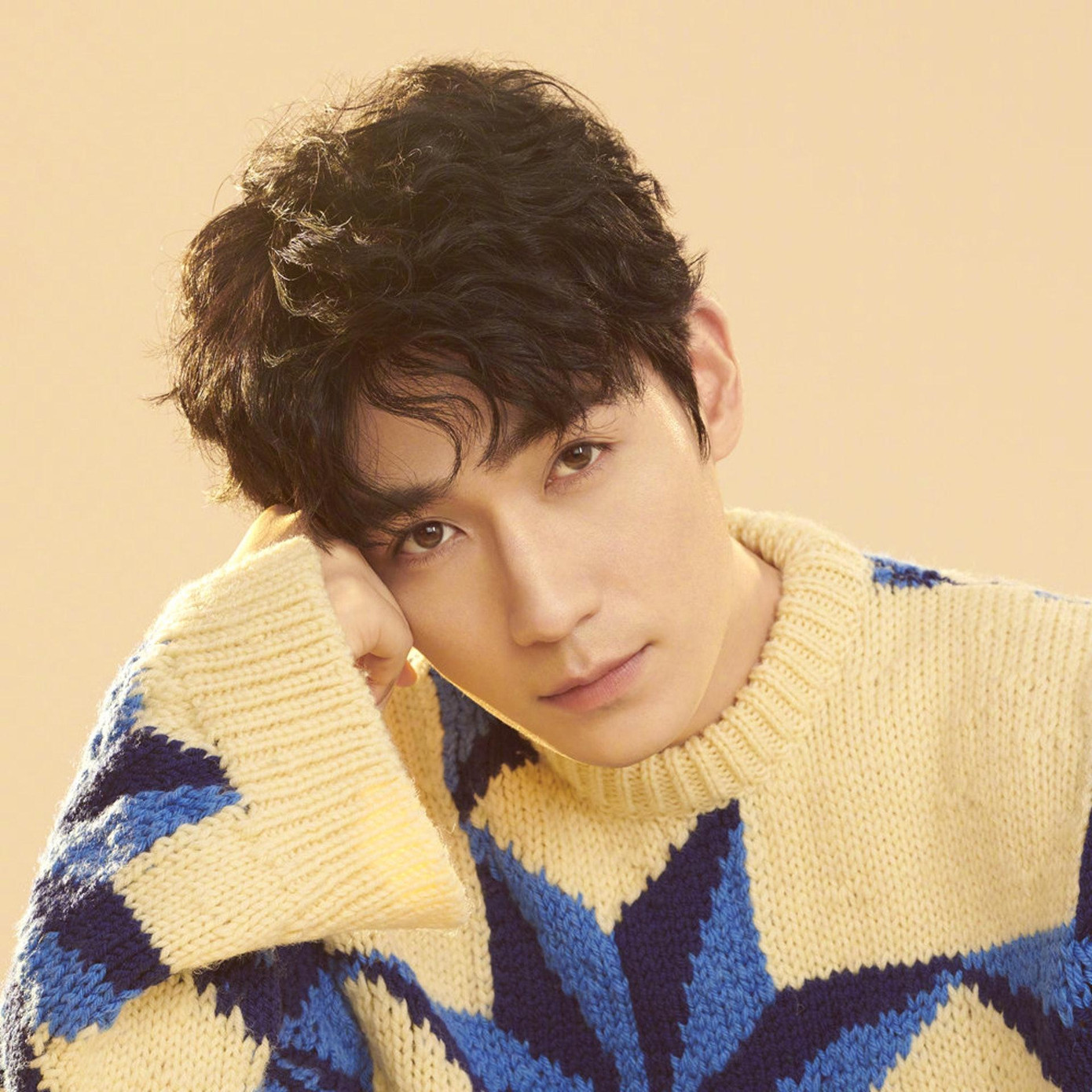 Hạng 10: Chu Nhất Long. Từ 2017 đến 2020, anh kiếm được 1,3552 tỷ nhân dân tệ (gần 213 triệu USD). Hạng 10: Chu Nhất Long. Từ 2017 đến 2020, anh kiếm được 1,3552 tỷ nhân dân tệ (gần 213 triệu USD).