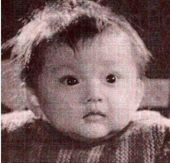 Châu Tấn từ nhỏ đã là một cô bé đáng yêu.