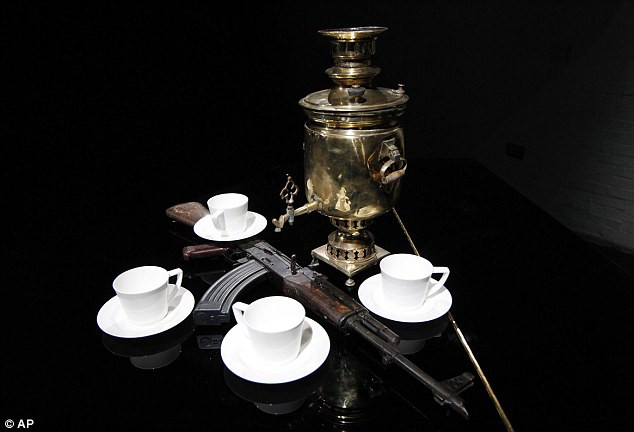 Khẩu súng này nằm giữa nhiều ấm trà và các tách trà