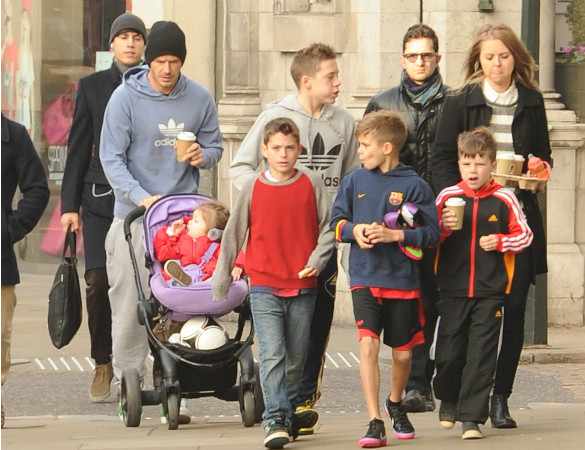 David cùng các con đi chơi công viên vào buổi sáng thứ 2