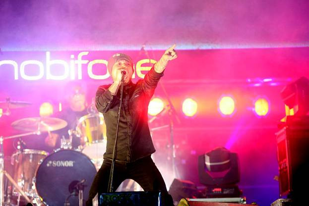 Bức Tường trên sân khấu MobiFone RockStorm 2013 tại Đà Nẵng. Bức Tường trên sân khấu MobiFone RockStorm 2013 tại Đà Nẵng