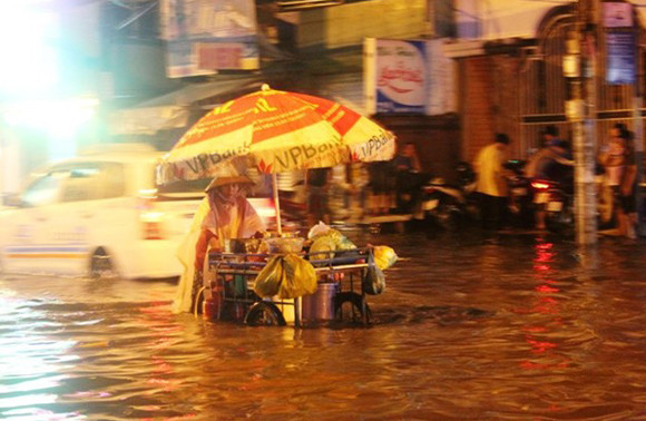 Tại tuyến đường Đồng Đen (Tân Bình) thời điểm mưa lớn đã khiến mặt đường tại đây ngập đến hơn nửa bánh xe máy khiến hàng trăm xe nối tiếp nhau dẫn bộ, nhà dân bên đường bị nước ồ ạt tấn công. Lực lượng công nhân Thoát nước đô thị TP.HCM phải điều động nhân viên đến mở các miệng cống cho nước trên đường Đồng Đen rút nhanh nhằm đảm bảo cho người dân đi lại dễ dàng và thuận hơn