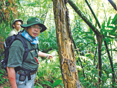 - Các nhà khoa học khảo sát tại địa điểm sẽ bị nhấn chìm khi xây dựng đập thủy điện