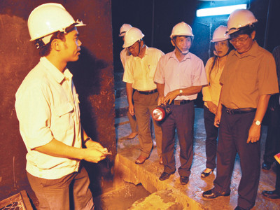 Lãnh đạo tỉnh Quảng Nam thị sát trong hầm thủy điện Sông Tranh 2. Ảnh: Nguyễn Thành