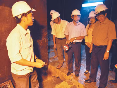 Lãnh đạo tỉnh Quảng Nam thị sát trong hầm thủy điện Sông Tranh 2. Ảnh: Nguyễn Thành