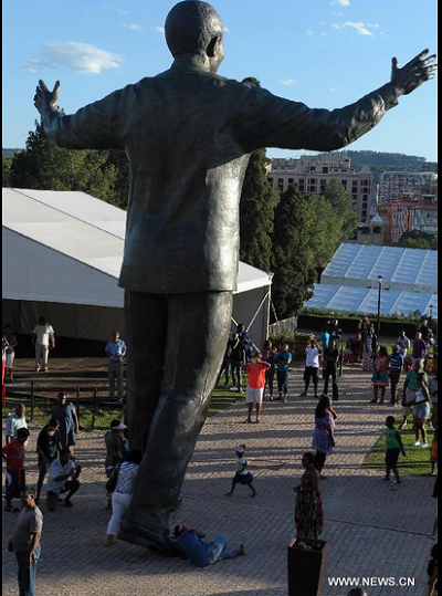 Nhiều người đến “thăm” và chụp hình cố tổng thống. Nhiều người đến “thăm” và chụp hình cố tổng thống