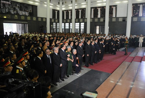 Các đồng chí lãnh đạo, nguyên lãnh đạo cấp cao của Đảng, Nhà nước, Quân đội; các đoàn của lãnh đạo cấp cao nước ngoài; lãnh đạo các bộ, ban, ngành, đoàn thể Trung ương, Hà Nội và các tỉnh, thành phố; gia quyến Đại tướng Võ Nguyên Giáp đã có mặt tại Lễ truy điệu