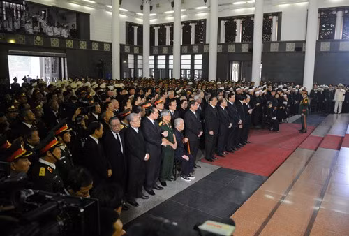 Các đồng chí lãnh đạo, nguyên lãnh đạo cấp cao của Đảng, Nhà nước, Quân đội; các đoàn của lãnh đạo cấp cao nước ngoài; lãnh đạo các bộ, ban, ngành, đoàn thể Trung ương, Hà Nội và các tỉnh, thành phố; gia quyến Đại tướng Võ Nguyên Giáp đã có mặt tại Lễ truy điệu