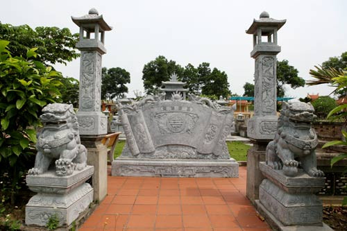 Lăng mộ này được làm bằng những khối đá trắng lớn, mài giũa, chạm trổ rất cầu kì. Hầm mộ sâu trong lòng đất được bao bọc bởi những phiến đá khổng lồ. Đôi nghê đứng chầu hai bên đầy uy nghiêm. Lăng mộ này được làm bằng những khối đá trắng lớn, mài giũa, chạm trổ rất cầu kì. Hầm mộ sâu trong lòng đất được bao bọc bởi những phiến đá khổng lồ. Đôi nghê đứng chầu hai bên đầy uy nghiêm