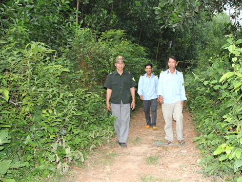 Ông Danh (đội mũ, bên trái) và Đội Bảo vệ rừng trong một lần tuần tra. Ông Danh (đội mũ, bên trái) và Đội Bảo vệ rừng trong một lần tuần tra