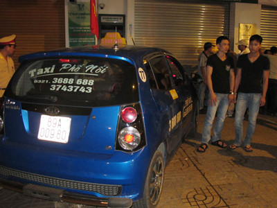 Hai trong số 6 đối tượng mang ma túy trên xe taxi
