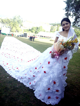 Chiếc áo cưới dài 42m. Ảnh: VietnamNet Tranh thủ mượn chiếc áo cưới kỷ lục làm nền để chụp ảnh. Ảnh: VietnamNet Chiếc áo cưới dài 42m. Ảnh: VietnamNet Tranh thủ mượn chiếc áo cưới kỷ lục làm nền để chụp ảnh. Ảnh: VietnamNet