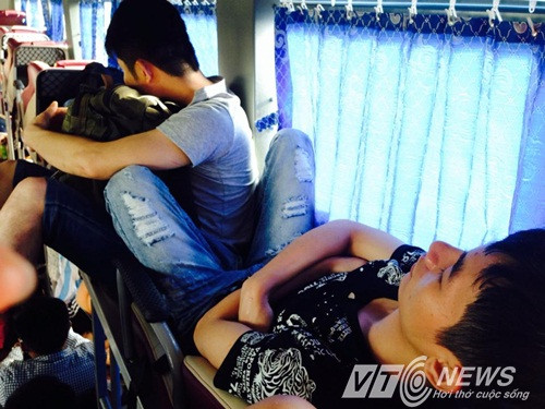 Hành khách xe giường nằm bị nhồi nhét, phải ngồi ôm hành lý ảnh 2