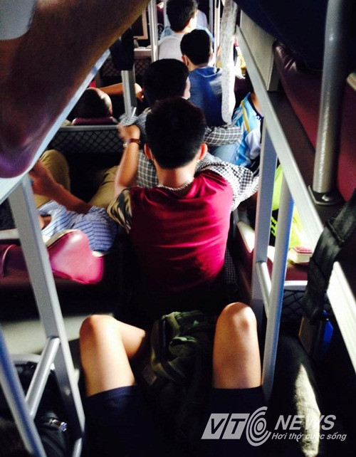 Hành khách xe giường nằm bị nhồi nhét, phải ngồi ôm hành lý ảnh 1
