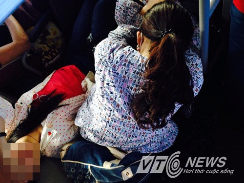 Hành khách xe giường nằm bị nhồi nhét, phải ngồi ôm hành lý ảnh 3