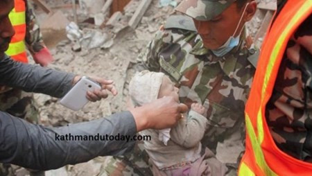 Những trường hợp thoát chết diệu kỳ trong cơn động đất Nepal ảnh 3