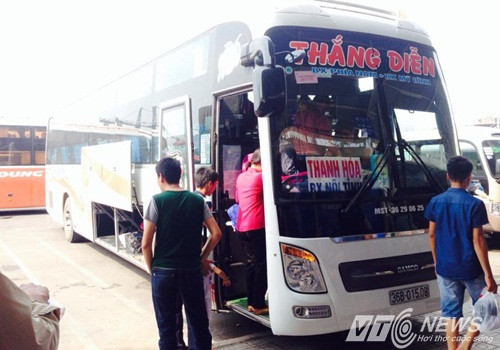 Hành khách xe giường nằm bị nhồi nhét, phải ngồi ôm hành lý ảnh 4