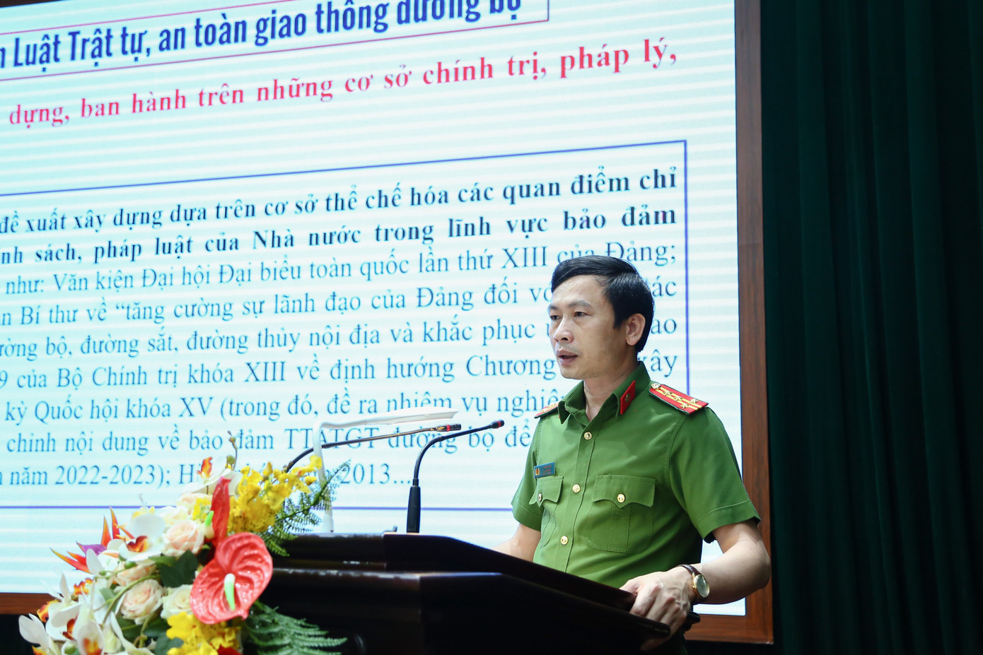 Đại tá Lê Văn Tuấn - Phó giám đốc Công an tỉnh Hà Nam phát biểu tại hội nghị. Đại tá Lê Văn Tuấn - Phó giám đốc Công an tỉnh Hà Nam phát biểu tại hội nghị.