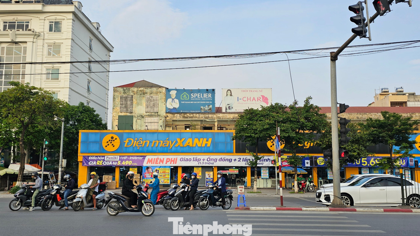 Siêu thị điện máy xanh trên đường Giải Phóng vẫn hoạt động bất chấp lệnh đình chỉ hoạt động của cơ quan chức năng. Siêu thị điện máy xanh trên đường Giải Phóng vẫn hoạt động bất chấp lệnh đình chỉ hoạt động của cơ quan chức năng.