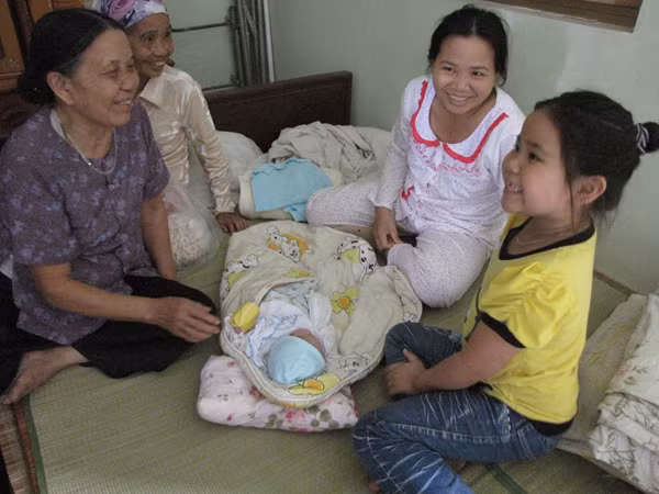 Niềm vui của gia đình khi chị Thơm cùng cháu Trường xuất viện về nhà. Ảnh: Lãng Phong
