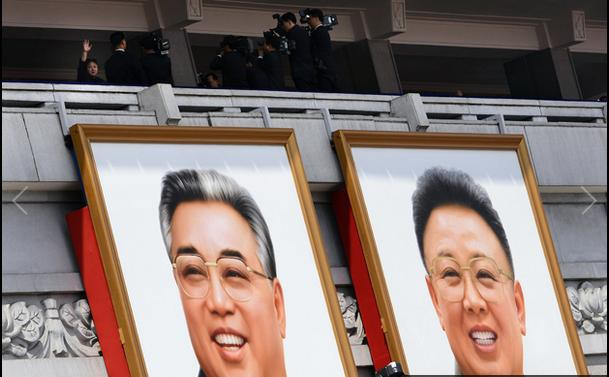 Cố chủ tịch CHDCND Triều Tiên, ông Kim Nhật Thành (trái) và cố nhà lãnh đạo Kim Jong Il là ông và cha của nhà lãnh đạo trẻ Kim Jong Un hiện nay