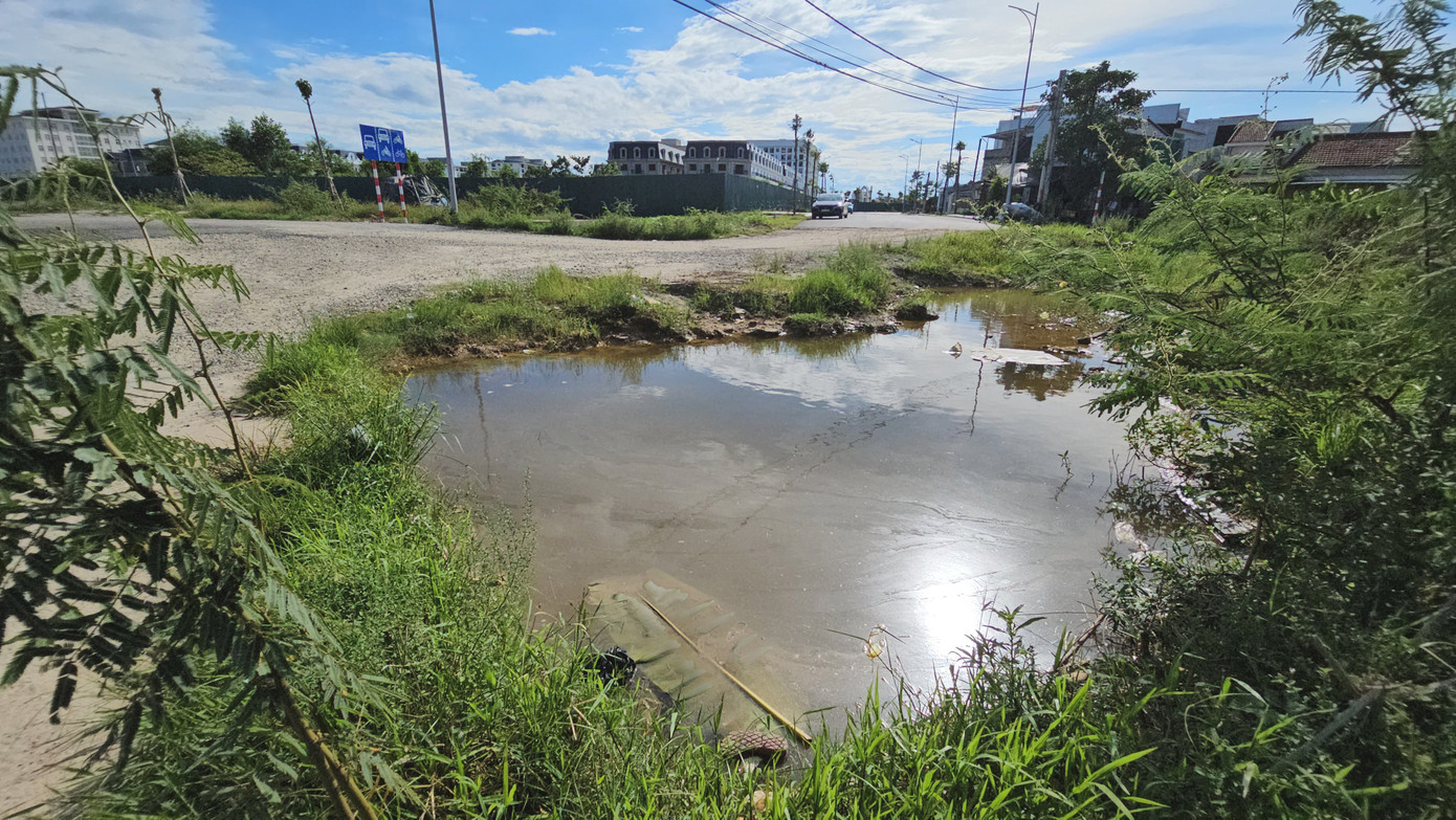 Những hố sâu cạnh điểm giao đường Võ Nguyên Giáp do Công ty CP Thành Đạt thi công hệ thống thoát nước thuộc dự án Green City đào lên rồi để đó như những chiếc "bẫy" người và xe cộ, gây mất an toàn giao thông cả trong mùa khô lẫn mùa mưa lũ. Những hố sâu cạnh điểm giao đường Võ Nguyên Giáp do Công ty CP Thành Đạt thi công hệ thống thoát nước thuộc dự án Green City đào lên rồi để đó như những chiếc "bẫy" người và xe cộ, gây mất an toàn giao thông cả trong mùa khô lẫn mùa mưa lũ.